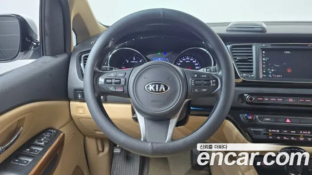 Kia Carnival 2015 thumb 11