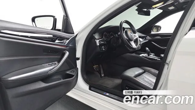 BMW 5-Series 2018 thumb 10