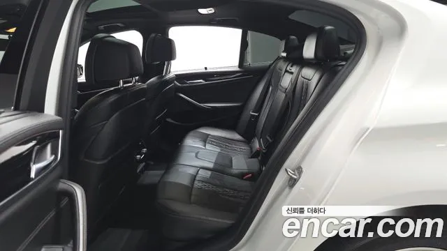 BMW 5-Series 2018 thumb 11