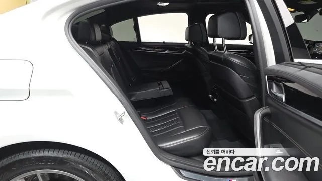 BMW 5-Series 2018 thumb 12