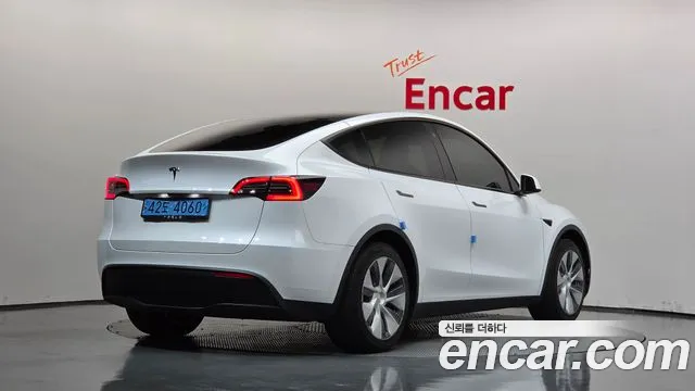 Tesla Model Y 2023 thumb 2