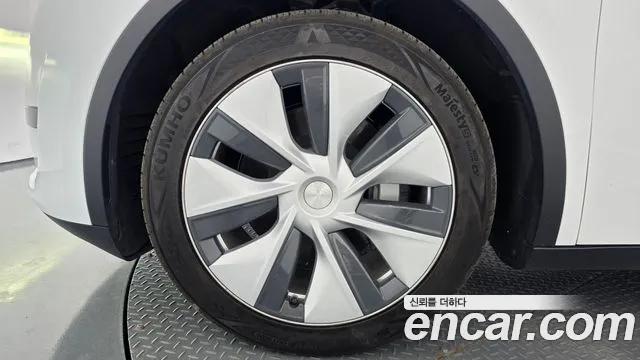Tesla Model Y 2023 thumb 5