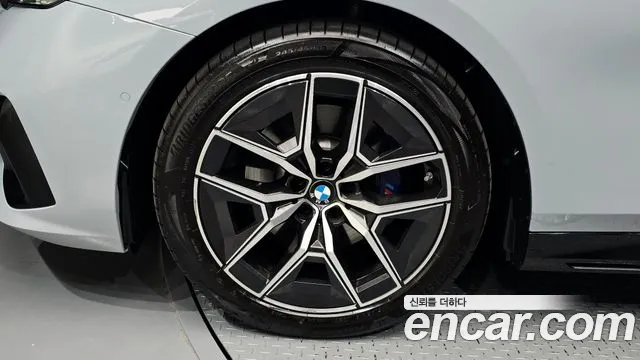 BMW 5-Series 2025 thumb 5
