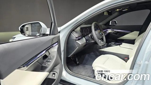 BMW 5-Series 2025 thumb 10