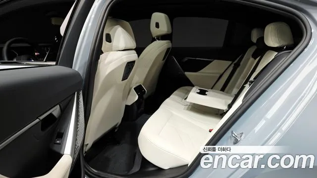 BMW 5-Series 2025 thumb 11