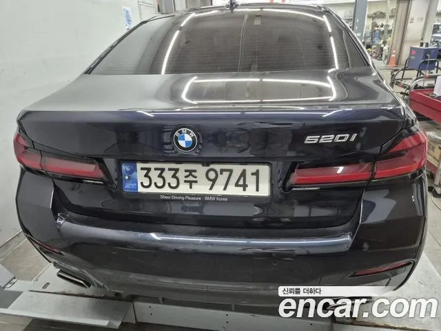 BMW 5-Series 2022 thumb 3