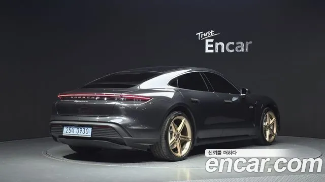 Porsche Taycan 2021 thumb 2