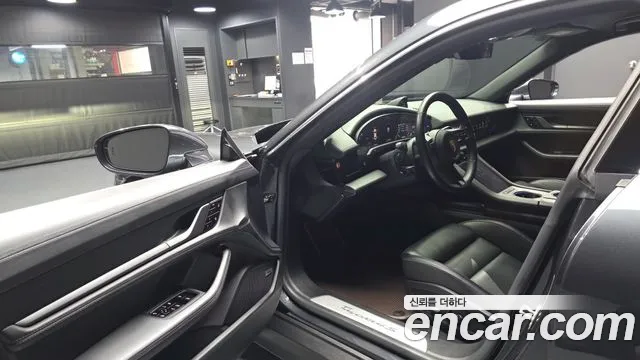 Porsche Taycan 2021 thumb 10
