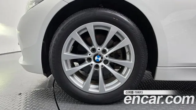 BMW 3-Series 2017 thumb 5