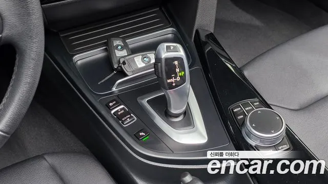 BMW 3-Series 2017 thumb 9
