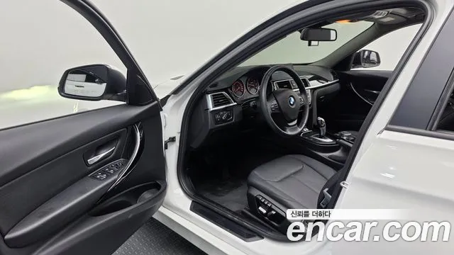 BMW 3-Series 2017 thumb 10