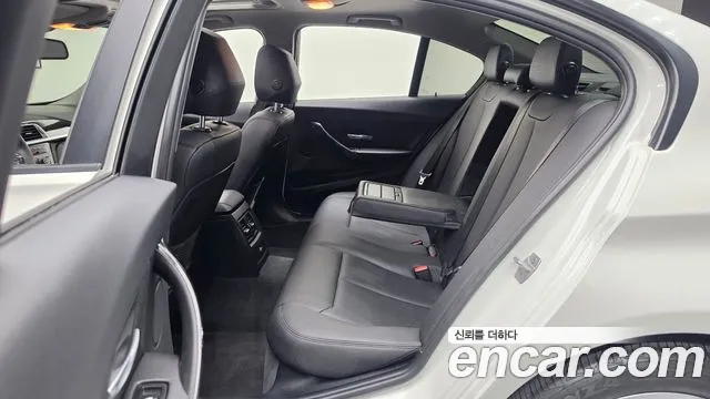 BMW 3-Series 2017 thumb 11