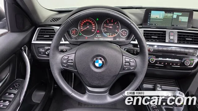 BMW 3-Series 2017 thumb 12