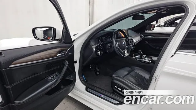 BMW 5-Series 2017 thumb 10
