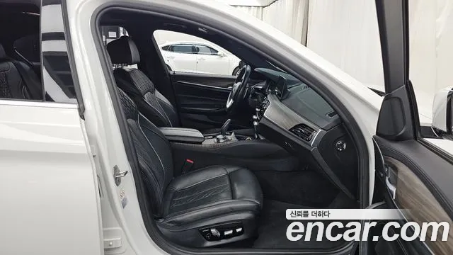BMW 5-Series 2017 thumb 11