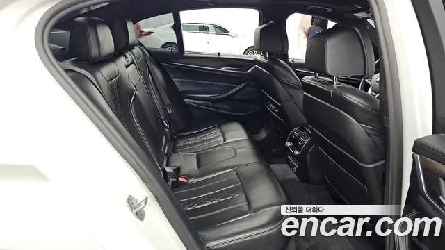 BMW 5-Series 2017 thumb 12