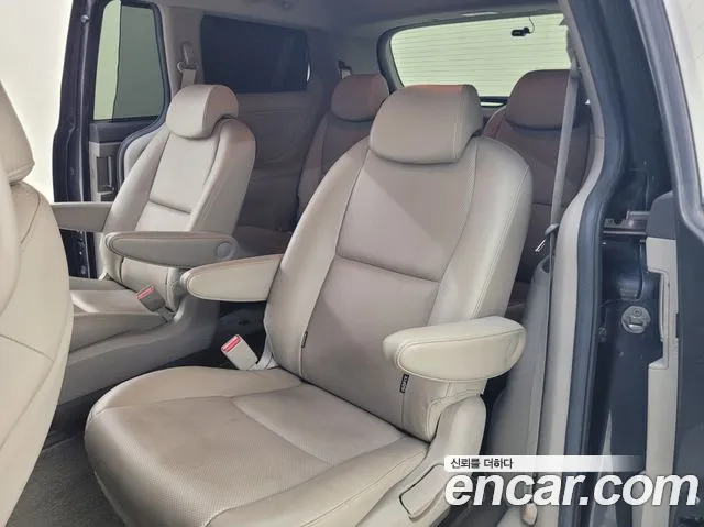 Kia Carnival 2015 thumb 10