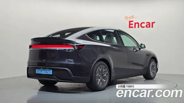 Tesla Model Y 2026 thumb 2