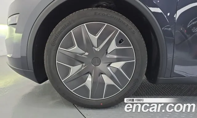 Tesla Model Y 2026 thumb 5