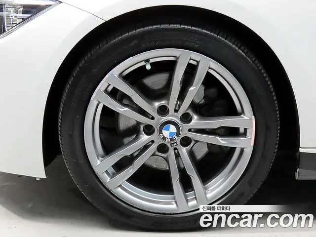 BMW 3-Series 2018 thumb 5
