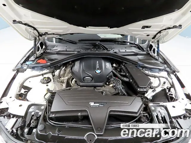 BMW 3-Series 2018 thumb 6