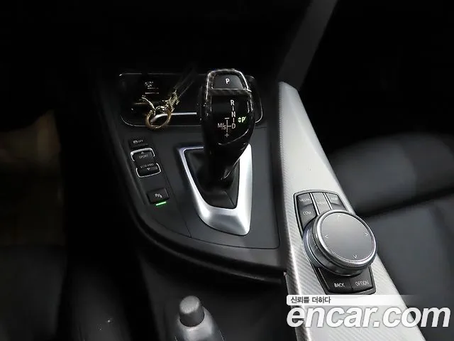 BMW 3-Series 2018 thumb 9