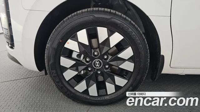 Hyundai Staria 2025 thumb 5