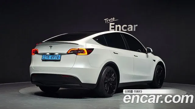 Tesla Model Y 2023 thumb 2