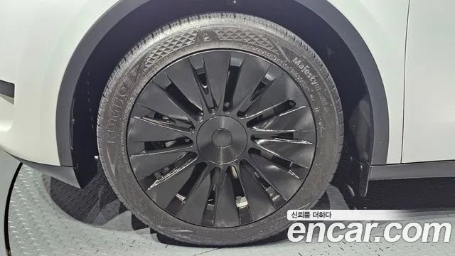 Tesla Model Y 2023 thumb 5