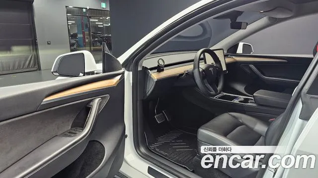 Tesla Model Y 2023 thumb 10