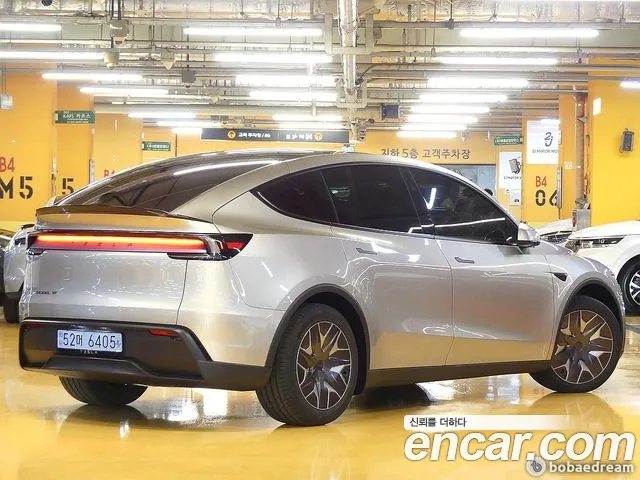 Tesla Model Y 2026 thumb 3