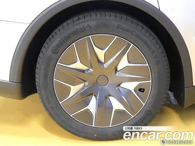 Tesla Model Y 2026 thumb 9
