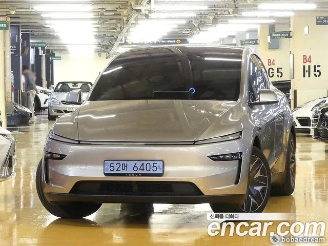 Tesla Model Y 2026 thumb 12