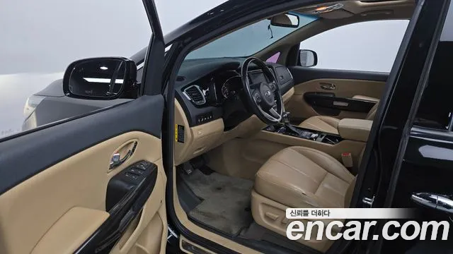 Kia Carnival 2016 thumb 10
