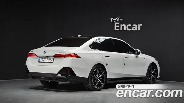 BMW 5-Series 2025 thumb 2