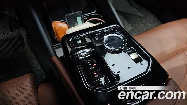 BMW 5-Series 2025 thumb 9