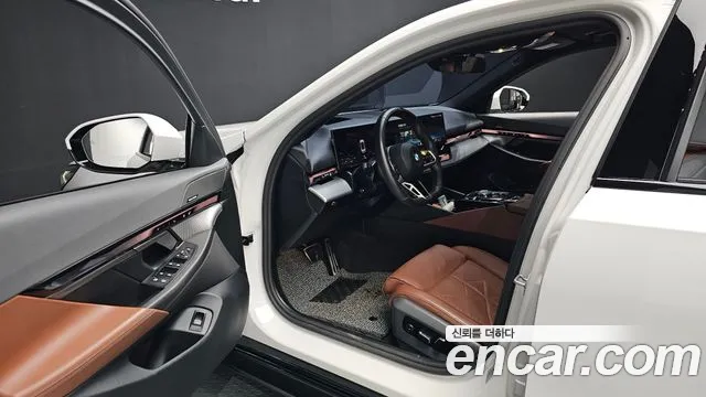 BMW 5-Series 2025 thumb 10