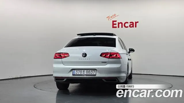Volkswagen Passat (North America and China) 2022 thumb 4