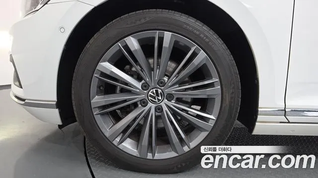 Volkswagen Passat (North America and China) 2022 thumb 5