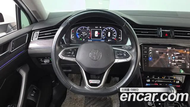 Volkswagen Passat (North America and China) 2022 thumb 12