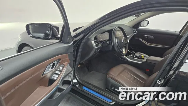 BMW 3-Series 2020 thumb 10