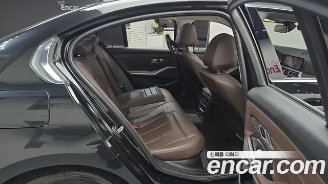BMW 3-Series 2020 thumb 11