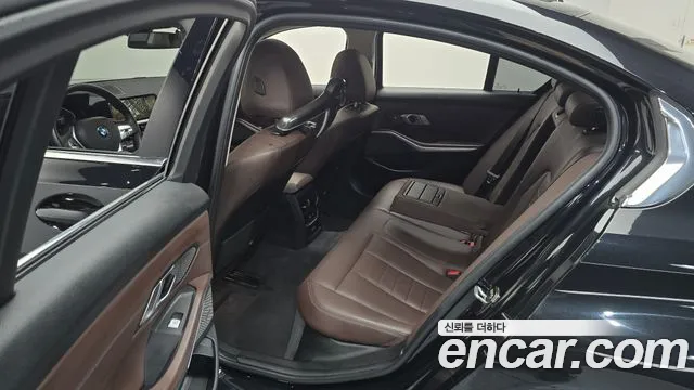 BMW 3-Series 2020 thumb 12