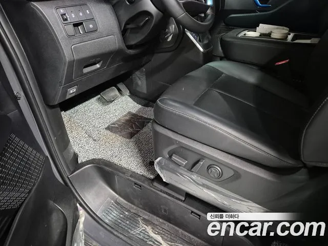 Hyundai Staria 2025 thumb 10