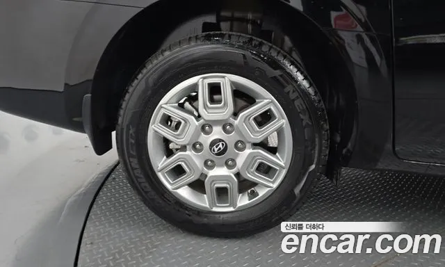 Hyundai Staria 2025 thumb 4