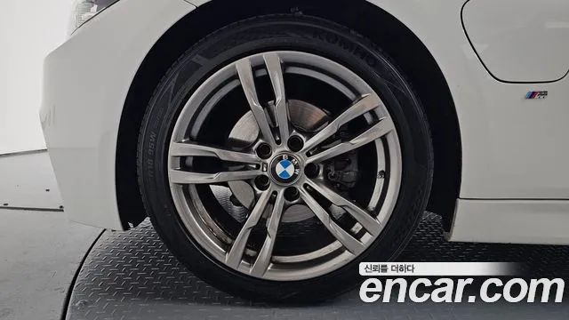 BMW 3-Series 2018 thumb 4