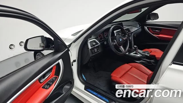 BMW 3-Series 2018 thumb 9