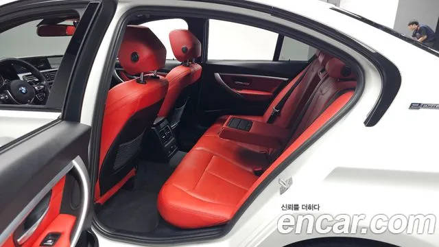 BMW 3-Series 2018 thumb 11