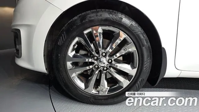 Kia Carnival 2015 thumb 5