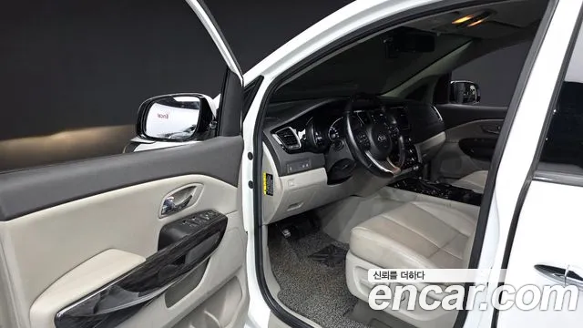Kia Carnival 2015 thumb 10